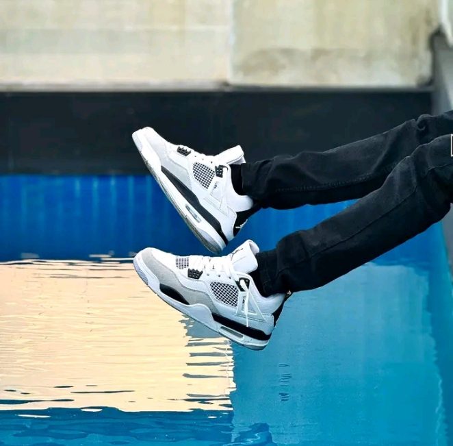 Air Jordan 4 Military black.