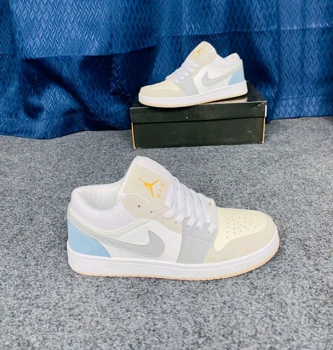 Air Jordan 1 low.