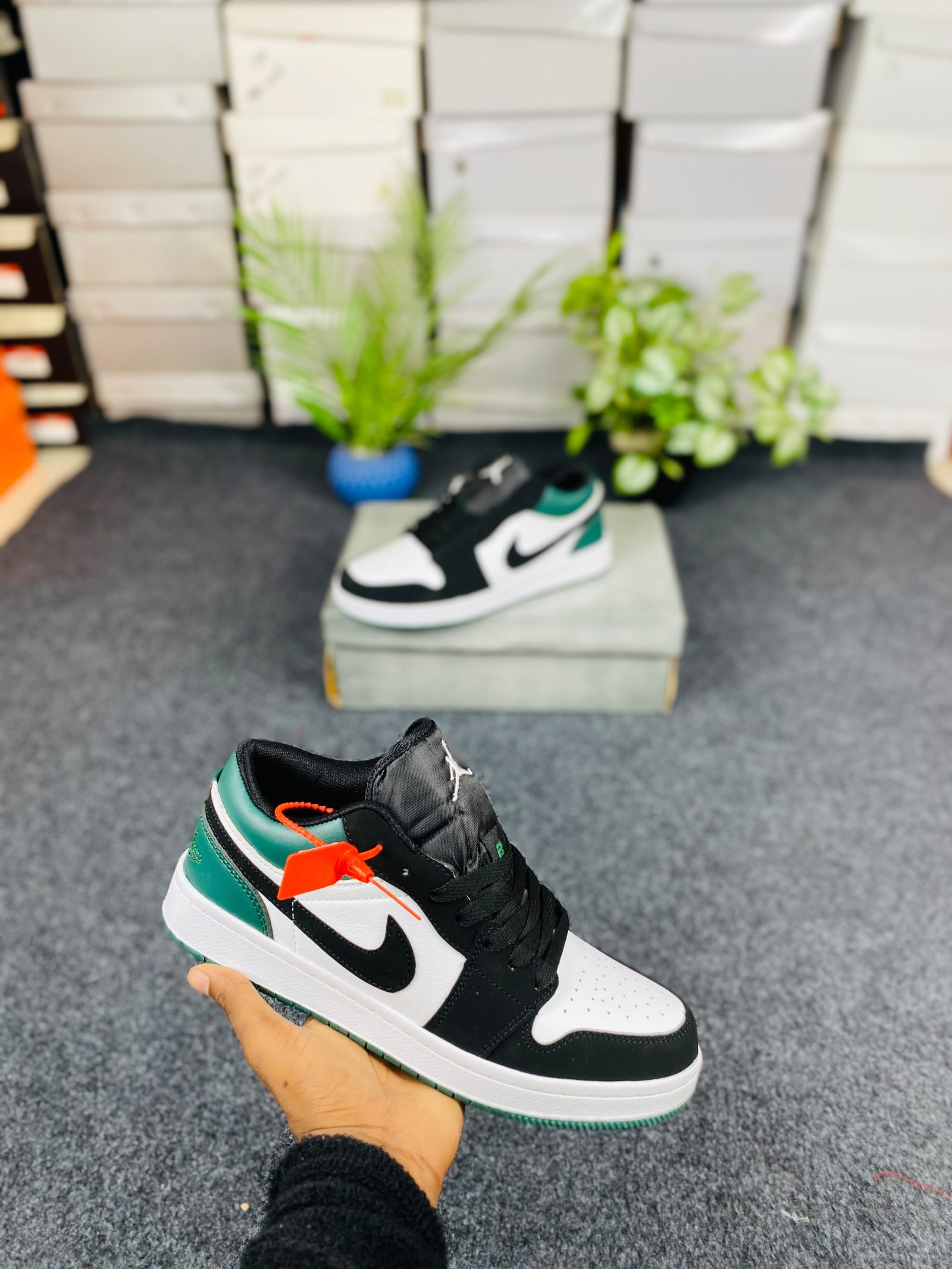 Jordan 1 Low Style – Black / White / Green
