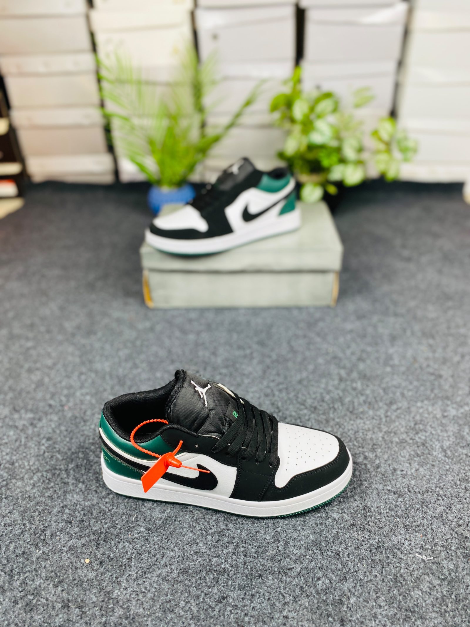 Jordan 1 Low Style – Black / White / Green