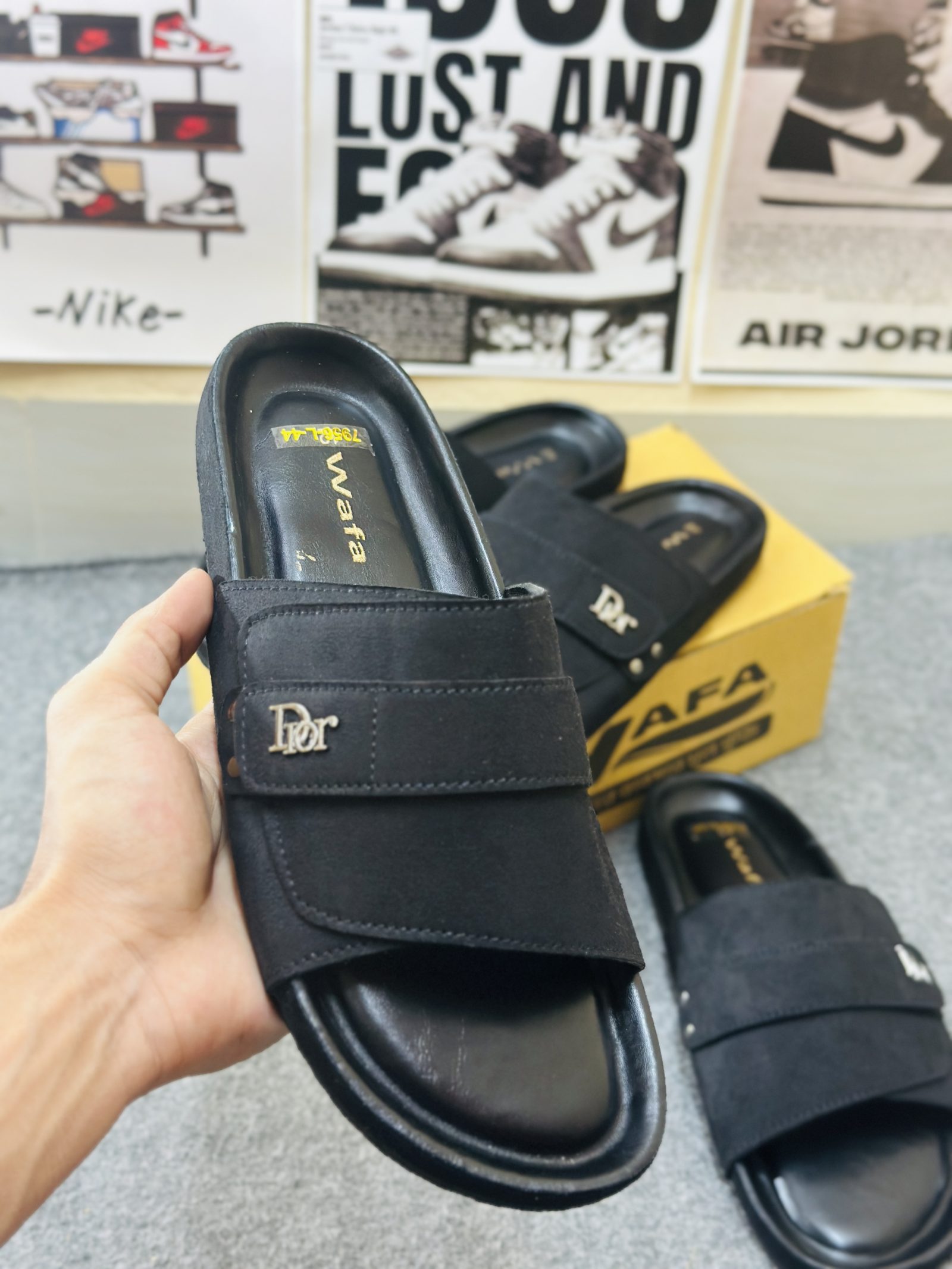 Slide ( Black )